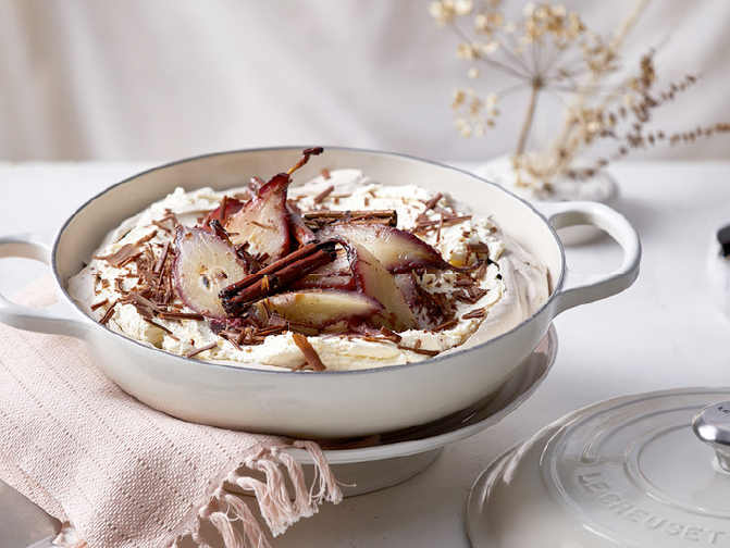 Pavlova au chocolat et poires pochées